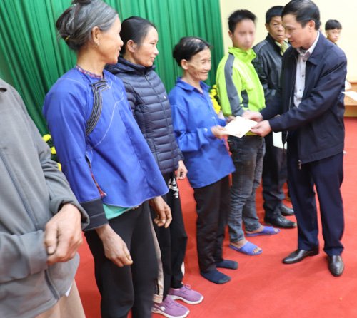 Chủ tịch Hội Nông dân tỉnh thăm và tặng quà cho hội viên nông dân nghèo xã Cấm Sơn, huyện Lục Ngạn nhân dịp Tết Nguyên đán Tân Sửu 2021