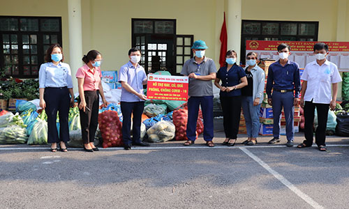 Hơn 50 triệu đồng tiền rau, củ quả hỗ trợ công nhân tỉnh bạn lưu trú trên địa bàn huyện Việt Yên