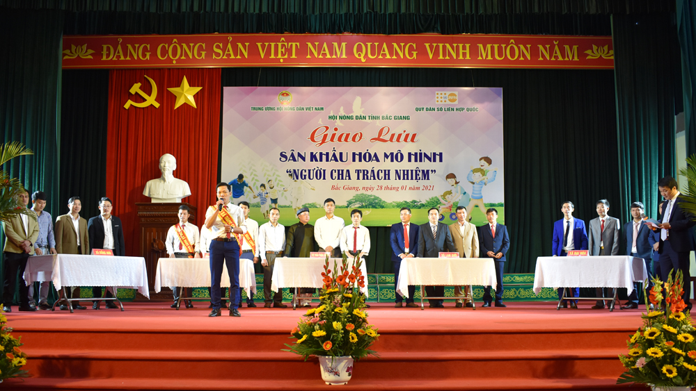 Giao lưu sân khấu hóa mô hình “Người cha trách nhiệm” ở Bắc Giang