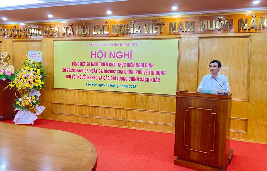 Đồng chí Nguyễn Văn Thi, TUV, Chủ tịch HND tỉnh dự và chỉ đạo hội nghị tổng kết 20 năm thực hiện Nghị định 78 về chính sách tín dụng tại huyện Tân Yên