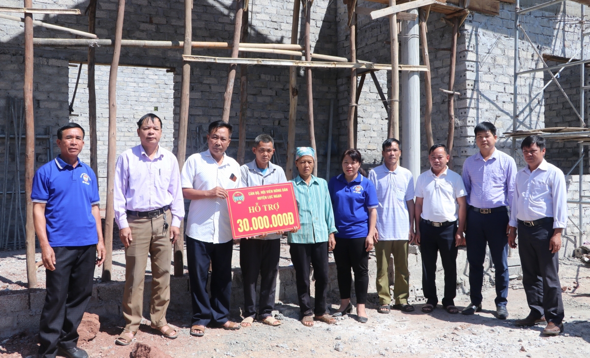 Hội nông dân huyện Lục Ngạn trao tiền hỗ trợ cải thiện nhà ở cho hội viên nghèo ở xã Hộ Đáp