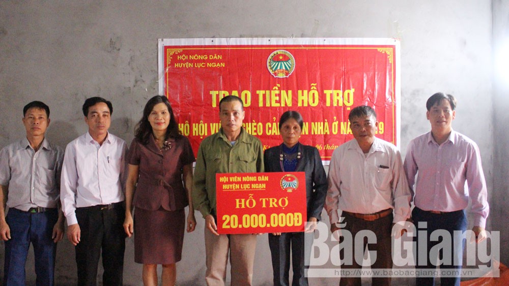 Hội Nông dân huyện Lục Ngạn trao tiền hỗ trợ cải thiện nhà ở cho hội viên nghèo