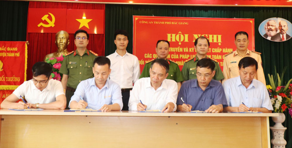 TP Bắc Giang: Hơn 100 tổ chức, cá nhân cam kết chấp hành các quy định về ATGT
