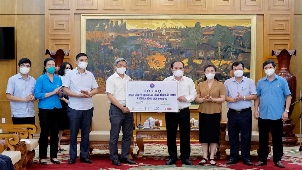Bộ trưởng Bộ Y tế kêu gọi cả nước trợ giúp Bắc Giang, Bắc Ninh chống dịch Covid-19