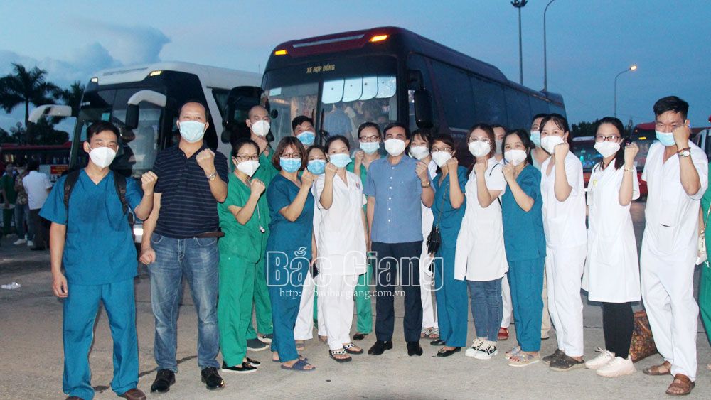 Hơn 800 nhân viên y tế Bắc Giang hỗ trợ TP Hà Nội phòng, chống dịch